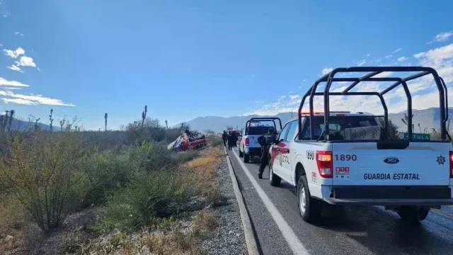 Elementos de la Guardia Estatal Auxilian a Conductor en el Tramo Carretero Miquihuana. Foto: @VoceriaSegTamps
