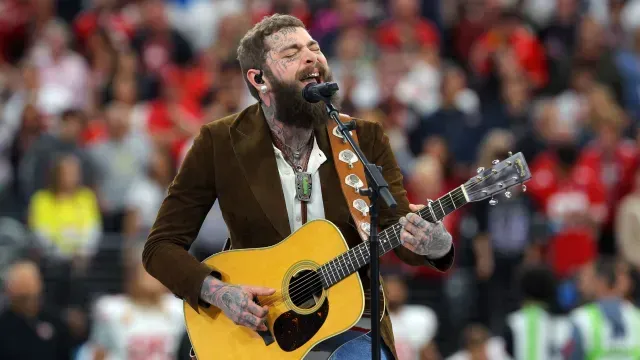 Post Malone actúa antes del juego. Foto: Reuters