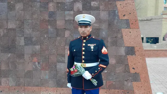 Esteban Pérez es conocido en Nuevo Laredo como “El soldado enamorado”. Foto: N+