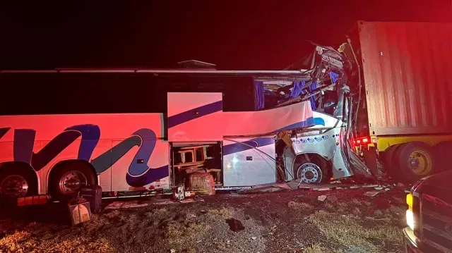 Choque Frontal Entre Autobús de Pasajeros Deja 37 Lesionados y una Persona sin Vida