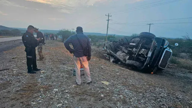 Guardia Estatal Atendió Volcadura de Tractocamión Cerca del Ejido El Centauro en González, Tamaulipas