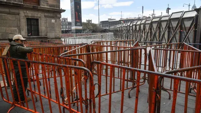 Vallas métalicas al interior de Palacio Nacional