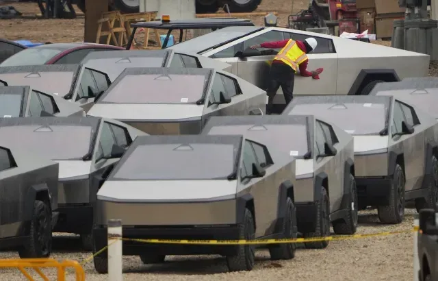 Camionetas Cybertruck en la fábrica de Tesla en Austin, Texas