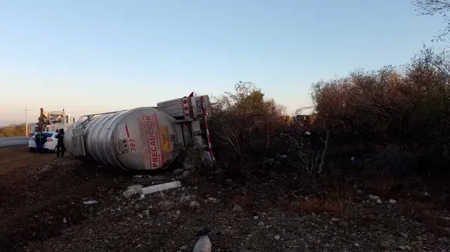 Guardia Estatal de Apoyo Carretero Atiende Accidente Carretero; Reportan Dos Adultos y un Menor con Lesiones