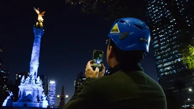 Ángel de la Independencia se ilumina de color azul maya