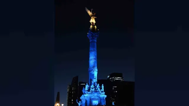 Columna de la Independencia iluminada de color azul maya