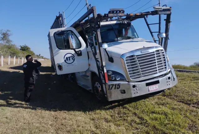 Un Freightliner, de la Empresa Autotraslados, con doble remolque