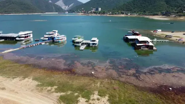 Presa La Boca luce prácticamente vacía; de agua y gente