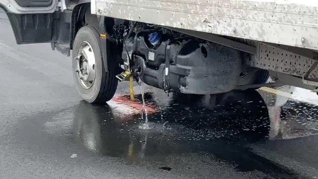 7 vehículos resultaron luego de que una camioneta derramara un líquido blanco