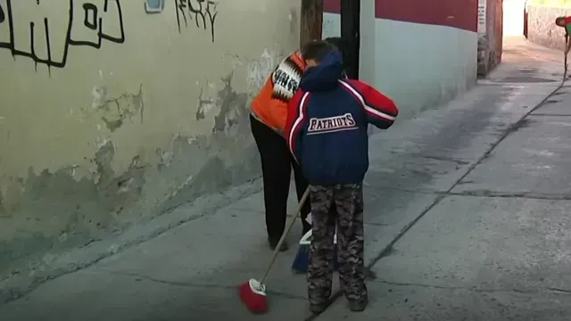 Niño barre su calle en Pachuca Hidalgo