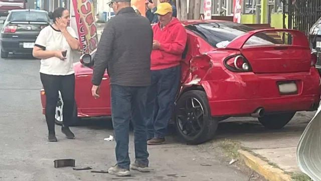 Junto con el negocio, otro vehículo resultó con daños importantes.