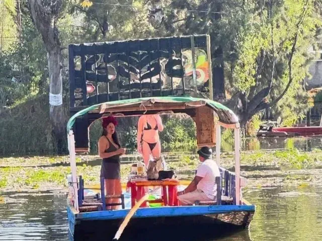 Turista es captada en bikini en Xochimilco
