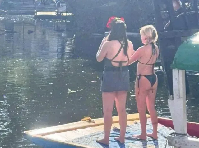 Turistas en traje de baño en una trajinera