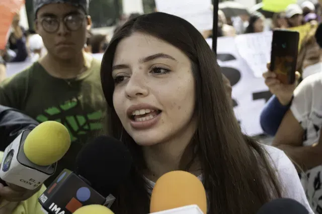 Daniela Parra durante la audiencia de su padre en octubre del 2023