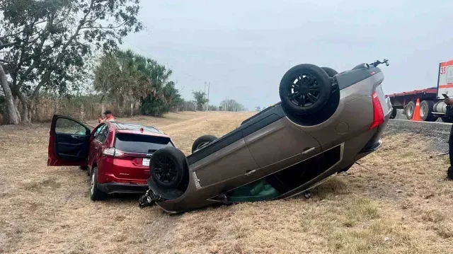 Dos Camionetas Se Vuelcan Cerca de González, Tamaulipas. Foto: SSP Tamaulipas