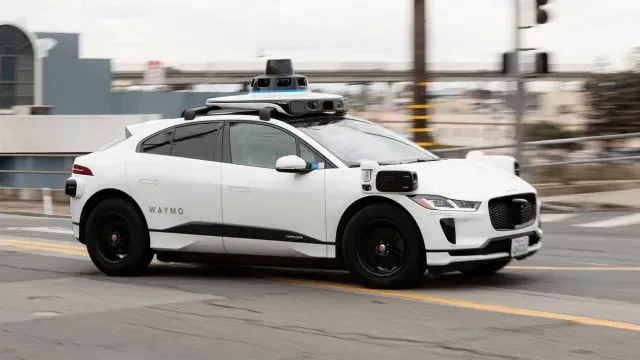 Taxi autónomo de la empresa Waymo en California