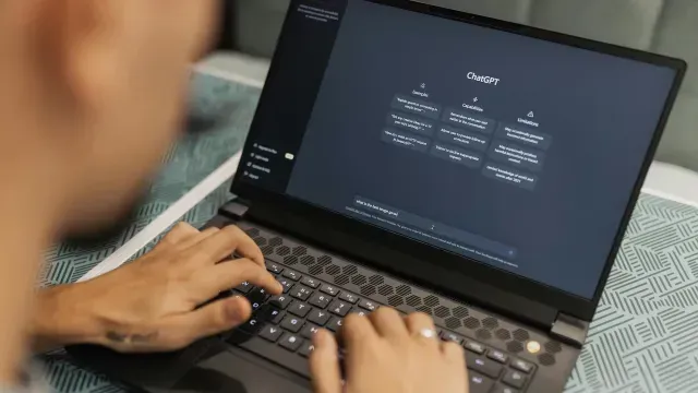Persona prueba ChatGPT en una computadora