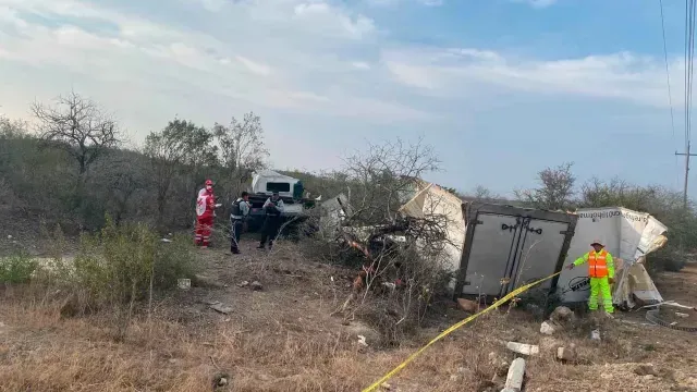 Tráiler vuelca luego de impactarse contra vehículo de refrigeración. Foto: SSP Tamaulipas