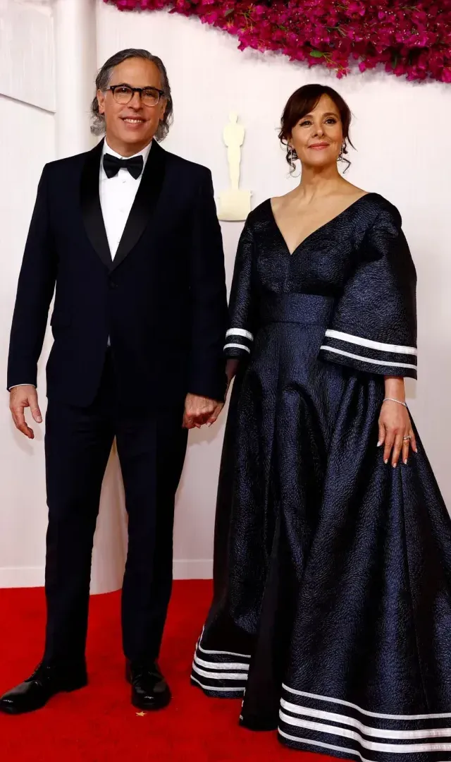 Rodrigo Prieto y su esposa Mónica Prieto posan en la alfombra roja durante las llegadas de los Oscar. El mexicano se encuentra a un paso de ganar su primer Oscar