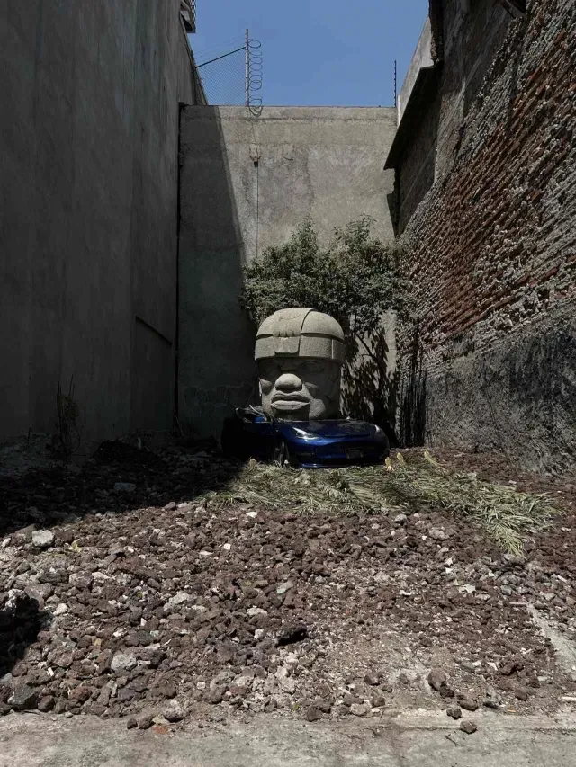 Cabeza olmeca aplasta un Tesla en la colonia Roma