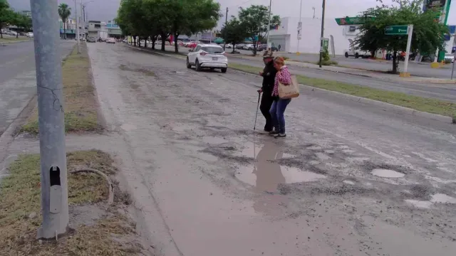 peatones brincan baches en monterrey