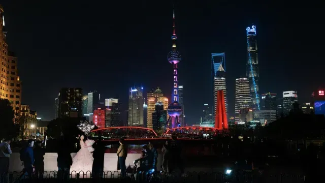 Torre de la Perla de Shanghai y las luces del horizonte se corten durante una hora para conmemorar la Hora de la Tierra. Foto: EFE