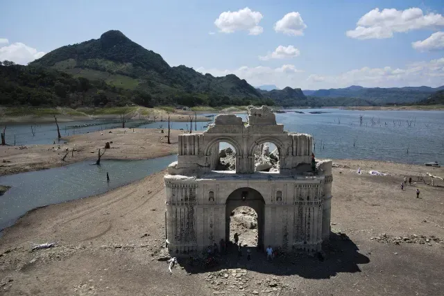 Iglesia de Santiago Bautista en Quechula, Chiapas