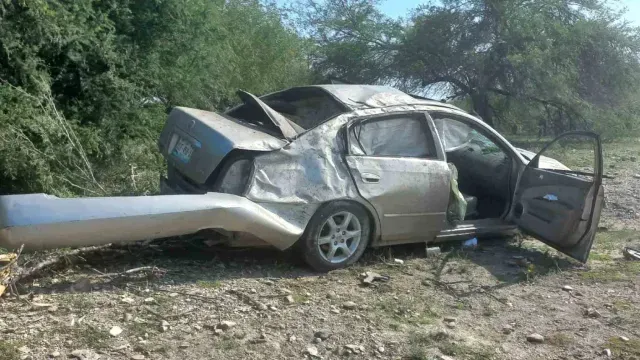 Familia Vuelca en Carretera Victoria-Matamoros en el municipio de Jiménez. Foto: SSP Tamaulipas