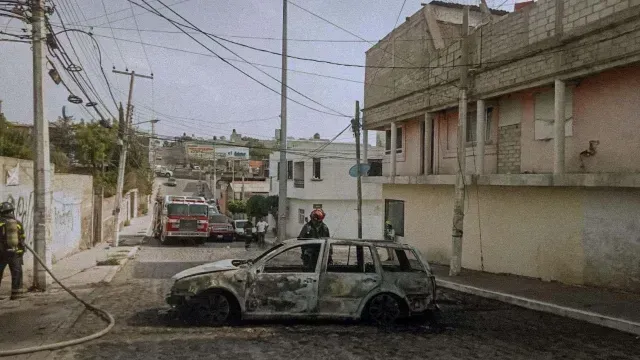 Auto Queda Completamente Calcinado en San José el Alto. Foto: FB @PCMQ