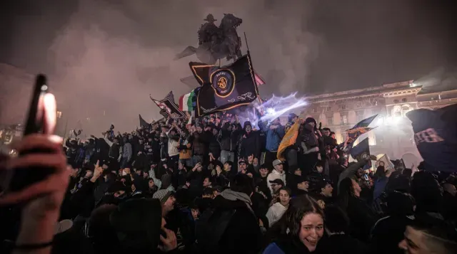 Los aficionados del Inter salieron a las caller a celebrar. Foto: AP