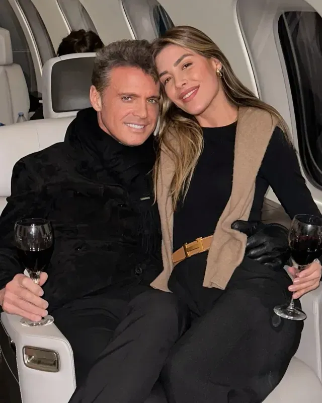 Luis Miguel posa con su hija Michelle Salas en un asiento de avión. Foto: Intagram @michellesalasb