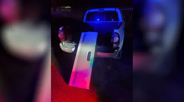 Vehículo del que intentaban robar partes los ahora detenidos en Mexicali. Foto: DSPM