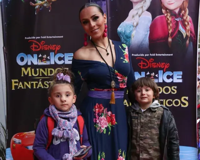 Ivonne Montero y su familia en una alfombra roja