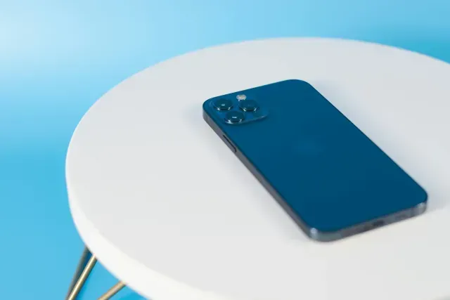 iPhone en una mesa