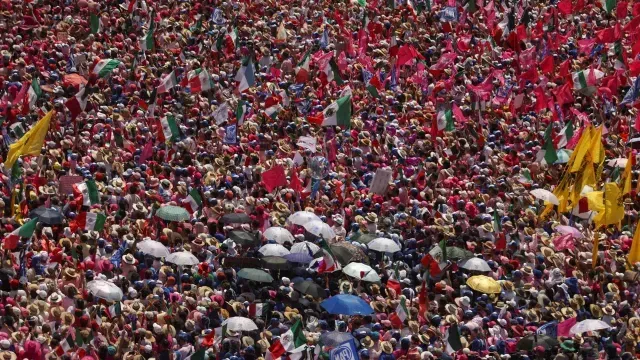 Abarrotan el Zócalo por marcha de Marea Rosa y en apoyo a Xóchitl Gálvez