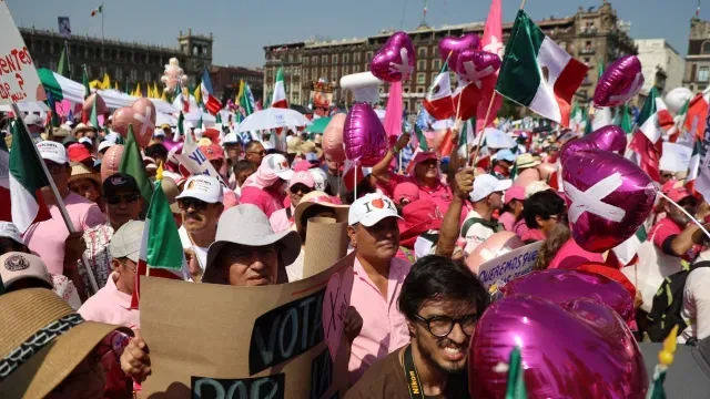 Pese al calor la gente acudió al evento de Xóchitl Gálvez en el Zócalo
