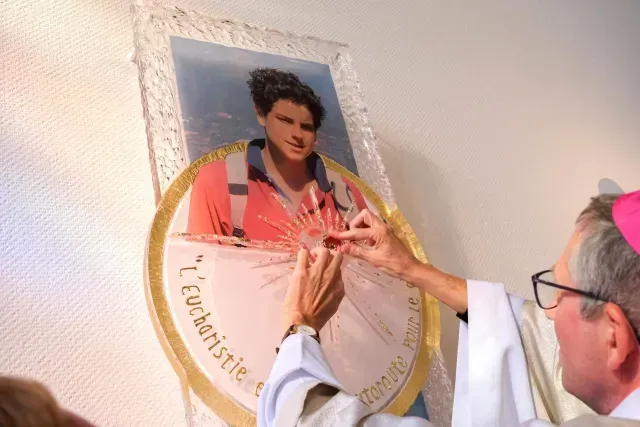 Imagen de Carlo Acutis en una iglesia de Francia