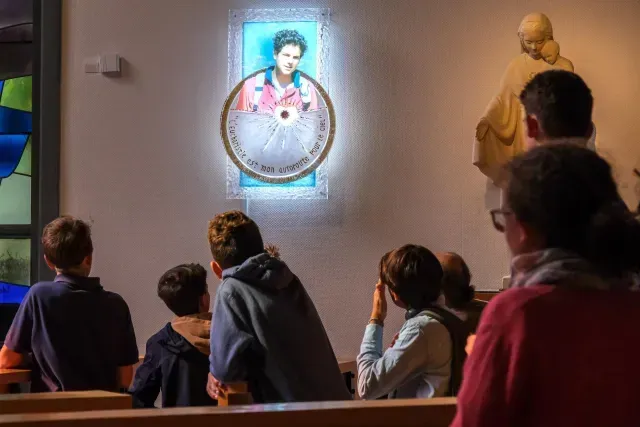 Carlo Acutis, venerado en una iglesia de Francia