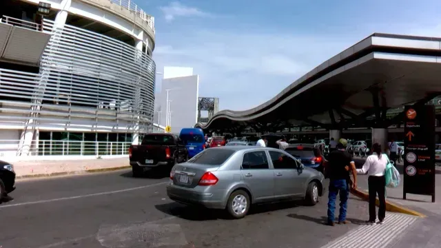 Usuarios denuncian precios altos en el servicio de taxis