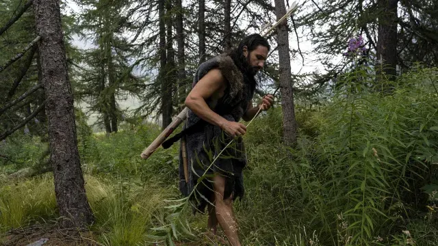 Hombre disfrazado de neandertal en Italia