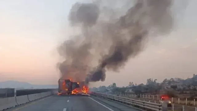 Tras Accidente en Macrolibramiento Querétaro, Unidades se Incendiaron