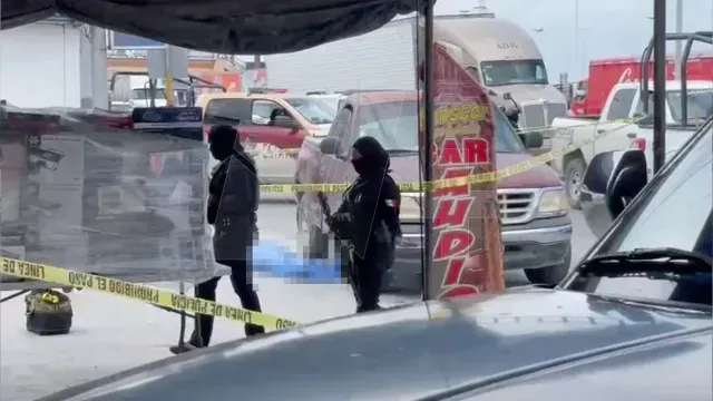 El hombre de 70 años se desvaneció a un costado de su vehículo. Foto: N+