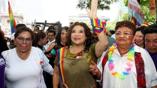 Clara Brugada y Ernestina Godoy en la Marcha del Orgullo 2024 en CDMX. Foto: Cuartoscuro