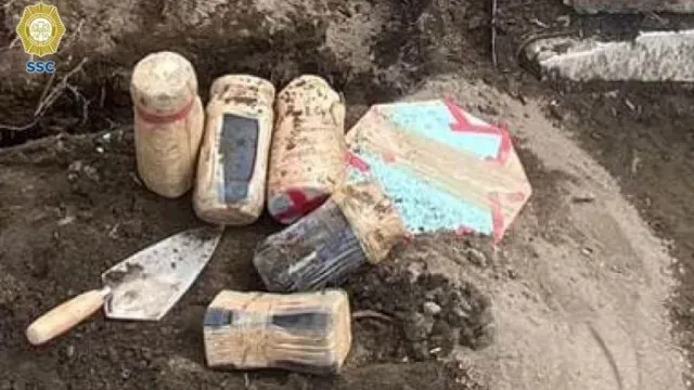 Detienen a Hombres con Frascos con Restos Humanos en Panteón de Iztapalapa