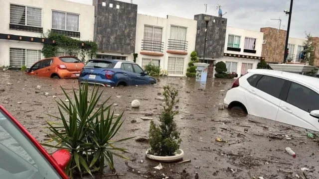 Fraccionamiento de Los Héroes Chalco, en el Edomex, quedó anegado de lodo y agua tras fuertes lluvias. Foto: X @raytep