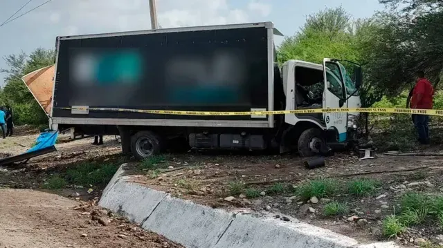 Muere al Quedar Prensado dentro de su Unidad de Transporte