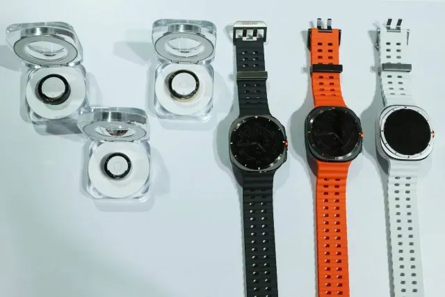 Samsung Galaxy Ring a lado del Samsung Galaxy Watch