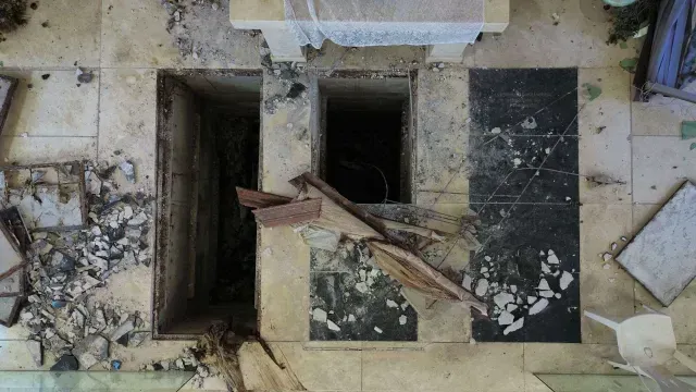 Son evidentes las huellas de herramienta para derrumbar las puertas y entrar a los nichos. Foto: Cuartoscuro