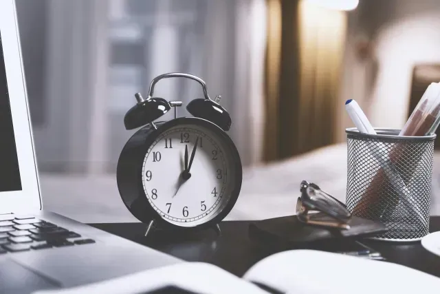 Reloj en un escritorio