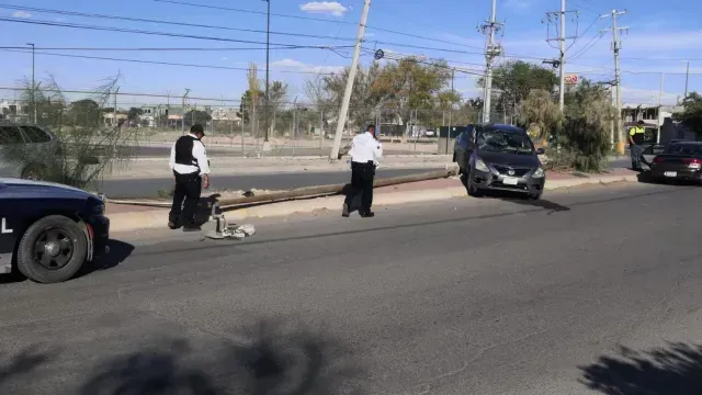 Sujeto Chocó y Tumbó Luminaria Cuando Iba a Recoger a su Esposa en Ciudad Juárez
